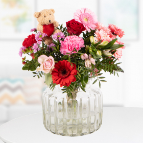 Blumenstrauß zum Valentinstag mit niedlichem Bären 