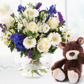 Blumenstrauß + Classic Bär zur Geburt eines Jungen
