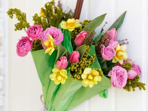 Blumen in Regenschirm als Osterdeko