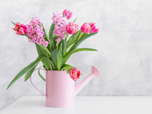 Blumen in Gießkanne als Osterdeko Blumen in Gießkanne als Osterdeko