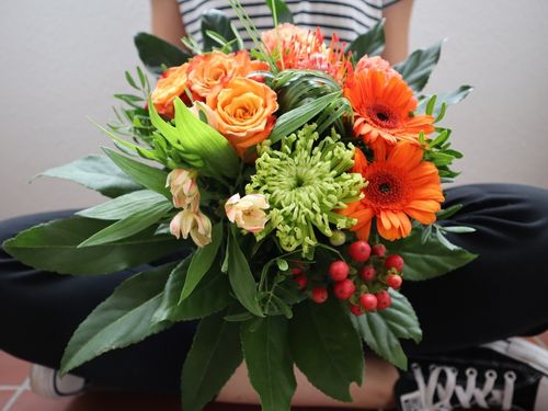 Orange Blumensträuße im Herbst