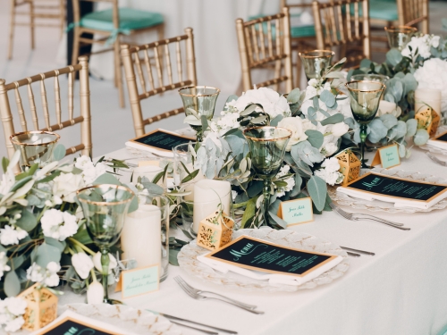 Tischdeko mit Blumen zur Hochzeit