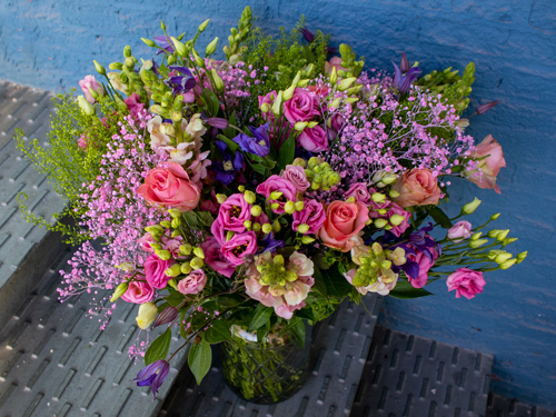 Zum 40. Geburtstag Frau mit Blumen überraschen
